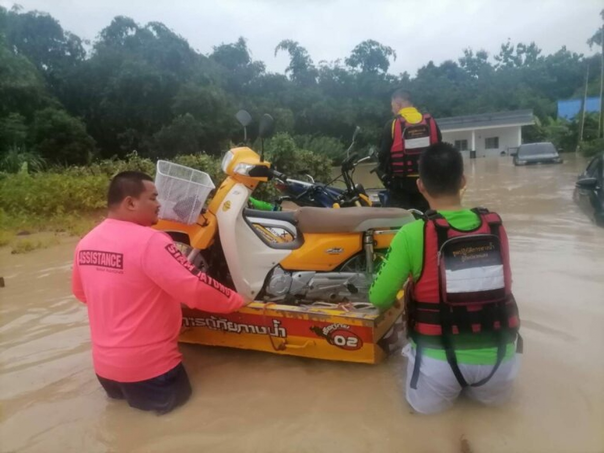 Thái Lan hứng chịu mưa lớn, ngập lụt thủ đô Bangkok