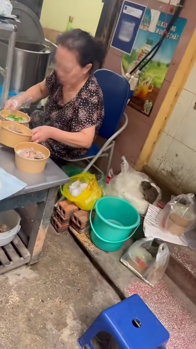 Xử phạt, dừng hoạt động quán ăn có chuột ngồi chễm trệ trên túi bún - Ảnh 2.