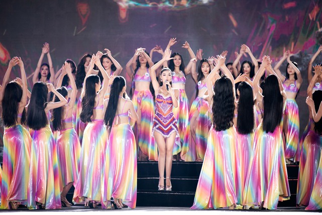 Chung kết Miss World Vietnam 2023: Ấn tượng với khoảnh khắc đăng quang của Huỳnh Trần Ý Nhi - Ảnh 9.