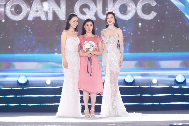 Chung kết Miss World Vietnam 2023: Ấn tượng với khoảnh khắc đăng quang của Huỳnh Trần Ý Nhi - Ảnh 4.