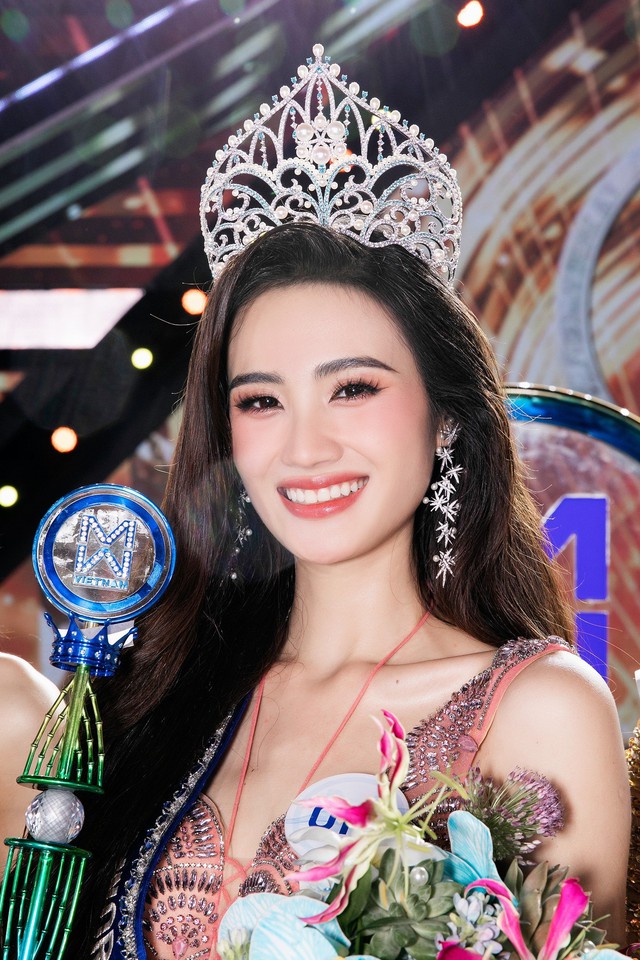 Chung kết Miss World Vietnam 2023: Ấn tượng với khoảnh khắc đăng quang của Huỳnh Trần Ý Nhi - Ảnh 2.