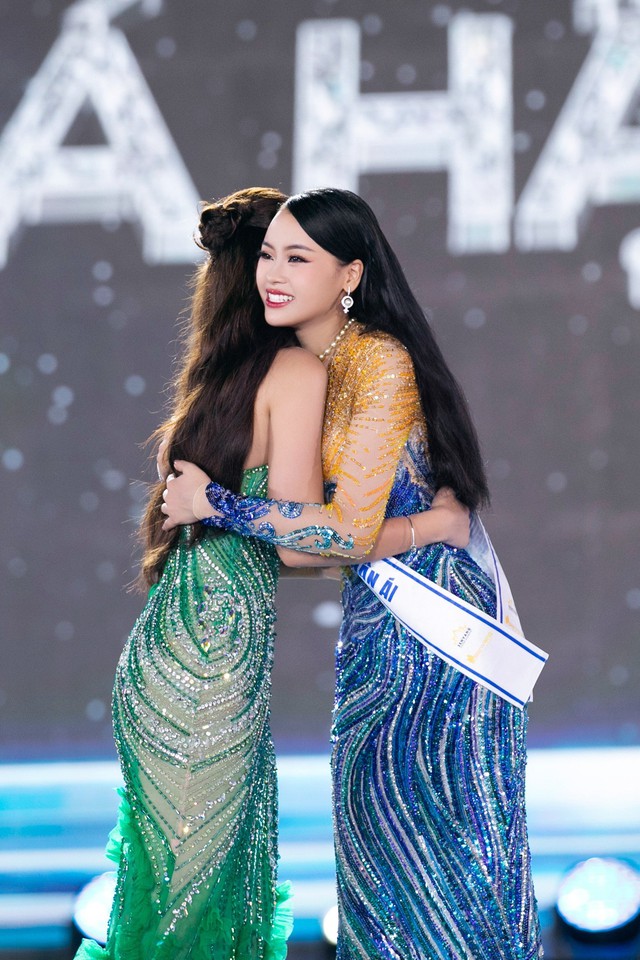 Chung kết Miss World Vietnam 2023: Ấn tượng với khoảnh khắc đăng quang của Huỳnh Trần Ý Nhi - Ảnh 27.