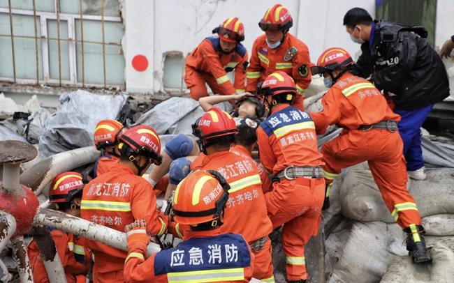 Trung Quốc: Sập trần nhà thi đấu trong trường học khiến 10 người tử vong - Ảnh 1.