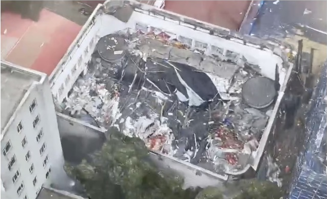 Trung Quốc: Sập trần nhà thi đấu trong trường học khiến 10 người tử vong - Ảnh 2.