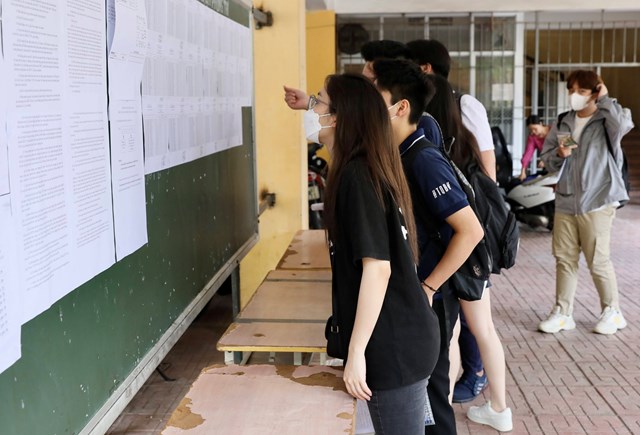 Tuyển sinh Đại học năm 2023: Điểm chuẩn giảm ở các ngành hot - Ảnh 1. Tuyển sinh Đại học năm 2023: Điểm chuẩn giảm ở các ngành hot - Ảnh 1.