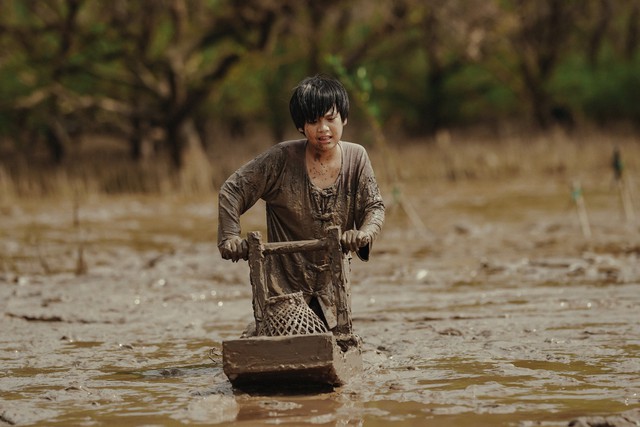 Sao nhí Đất Rừng Phương Nam tự mình đóng cảnh nguy hiểm, thái độ khi quay xong khiến khán giả ngỡ ngàng - Ảnh 3.