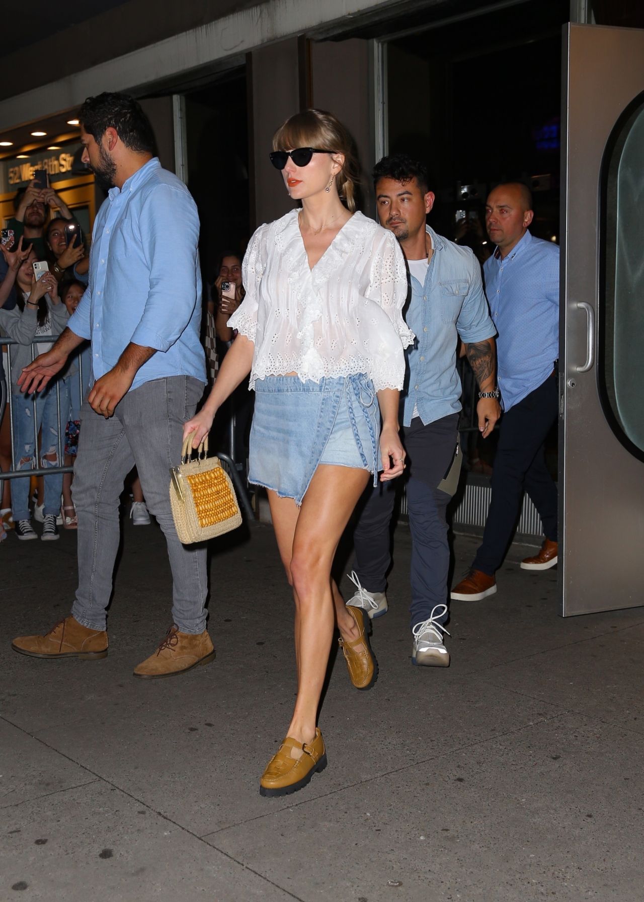 Thời trang đơn giản, trẻ trung của Taylor Swift ở tuổi 34 - Ảnh 4.