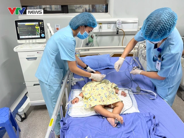 Ca đại phẫu cứu em bé Hmông bị dị tật không có hậu môn và những khoảnh khắc khó quên - Ảnh 8.
