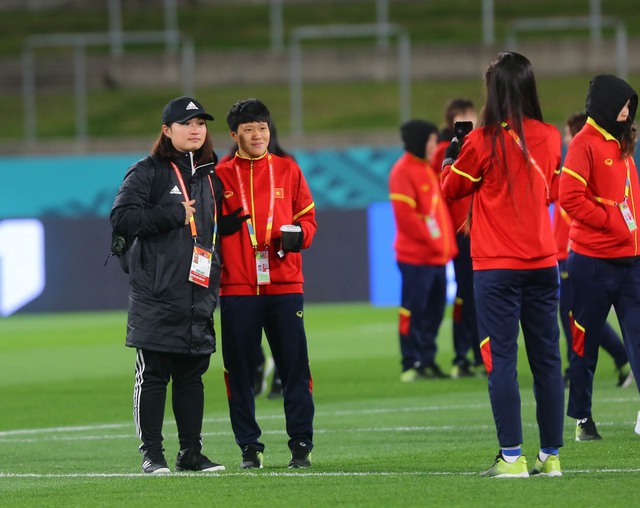 Cầu thủ đội tuyển nữ Việt Nam thích thú chụp ảnh khi làm quen sân thi đấu với ĐT Bồ Đào Nha - Ảnh 4.
