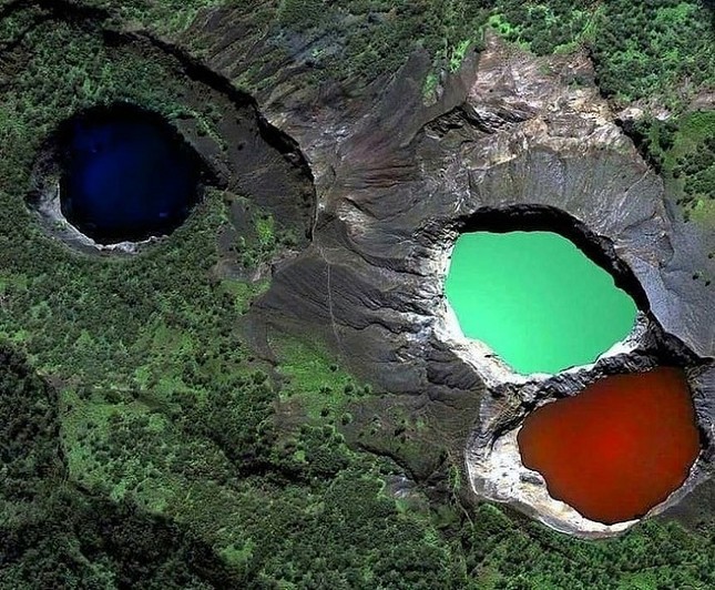  Những hồ nước đẹp nhất thế giới  - Ảnh 2.