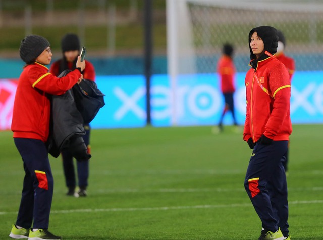 Cầu thủ đội tuyển nữ Việt Nam thích thú chụp ảnh khi làm quen sân thi đấu với ĐT Bồ Đào Nha - Ảnh 3.