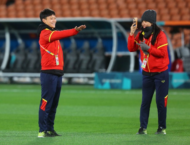 Cầu thủ đội tuyển nữ Việt Nam thích thú chụp ảnh khi làm quen sân thi đấu với ĐT Bồ Đào Nha - Ảnh 2.