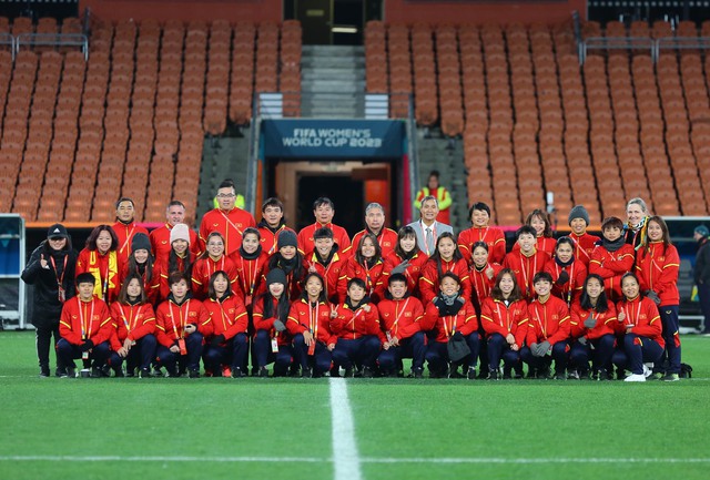 Cầu thủ đội tuyển nữ Việt Nam thích thú chụp ảnh khi làm quen sân thi đấu với ĐT Bồ Đào Nha - Ảnh 1.