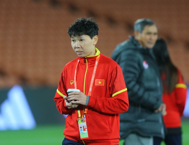 Cầu thủ đội tuyển nữ Việt Nam thích thú chụp ảnh khi làm quen sân thi đấu với ĐT Bồ Đào Nha - Ảnh 11.