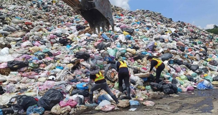 Vô tình vứt túi vàng và kim cương, người được thuê lục thùng rác 40.000 tấn để tìm