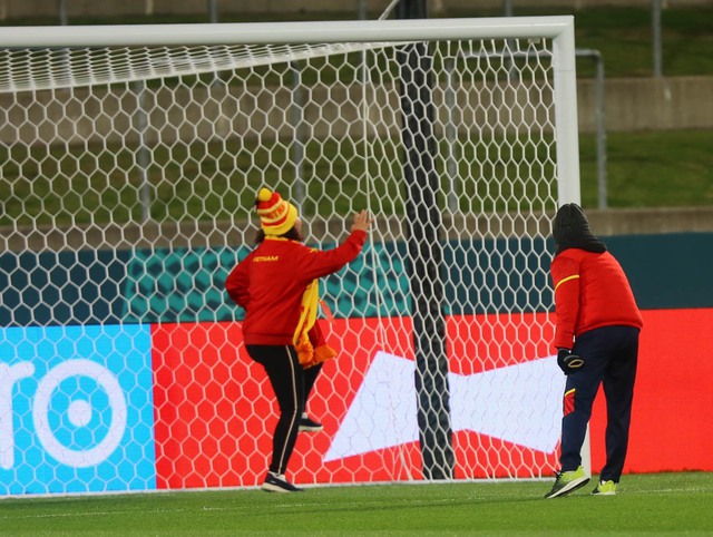 Cầu thủ đội tuyển nữ Việt Nam thích thú chụp ảnh khi làm quen sân thi đấu với ĐT Bồ Đào Nha - Ảnh 9.