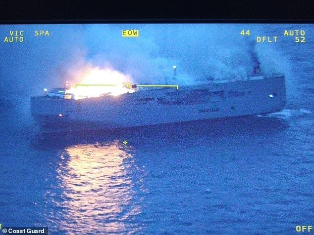 Con tàu chở gần 3.000 xe hơi chìm trong biển lửa, nghi do cháy xe điện - Ảnh 3.