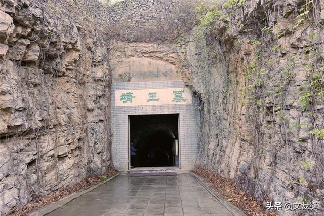 Công nhân phá núi xây hầm phát hiện một hố đen lạ, chuyên gia mất 3 tháng đào bới tìm ra “kho báu” - Ảnh 2.