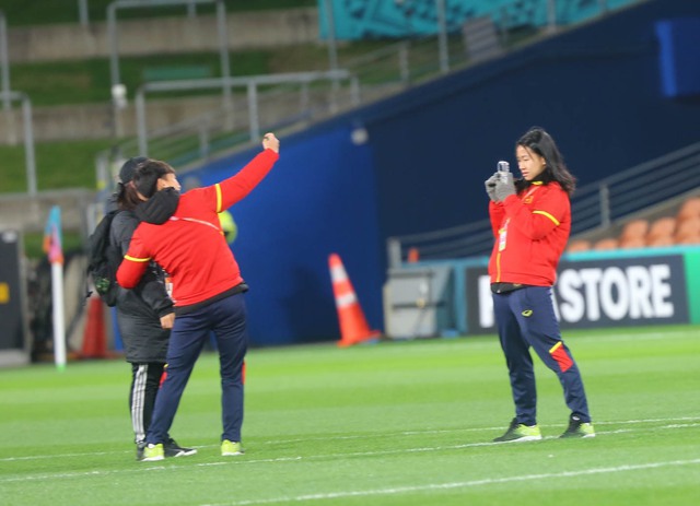 Cầu thủ đội tuyển nữ Việt Nam thích thú chụp ảnh khi làm quen sân thi đấu với ĐT Bồ Đào Nha - Ảnh 8.