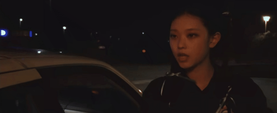 NewJeans mở rộng thế giới s&aacute;ng tạo: MV mới nhuốm m&agrave;u kinh dị, vụ &aacute;n mạng d&ugrave;ng để chứng minh một tin đồn - Ảnh 3.