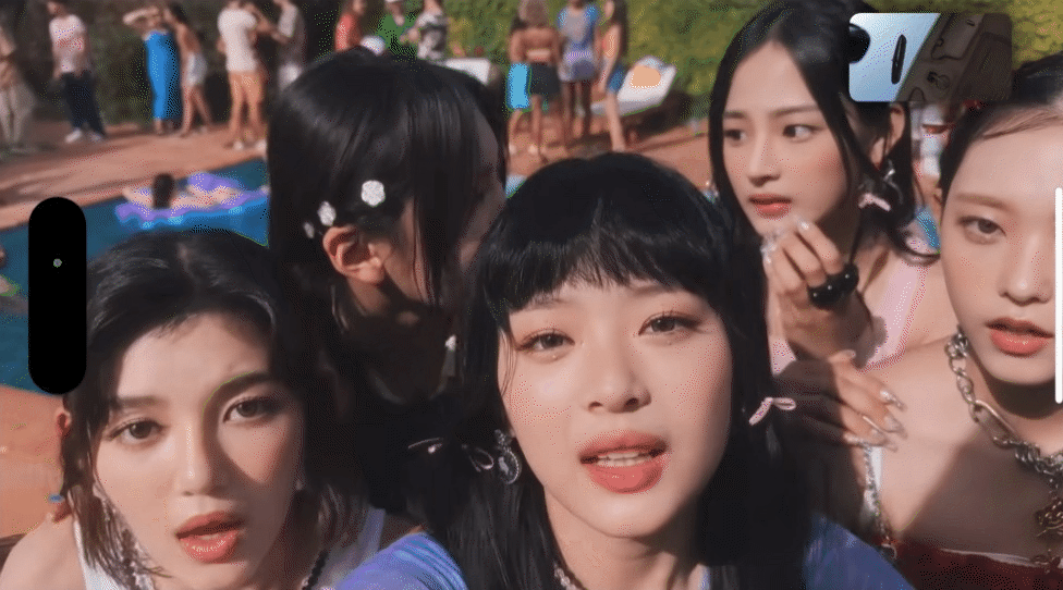 NewJeans mở rộng thế giới s&aacute;ng tạo: MV mới nhuốm m&agrave;u kinh dị, vụ &aacute;n mạng d&ugrave;ng để chứng minh một tin đồn - Ảnh 2.