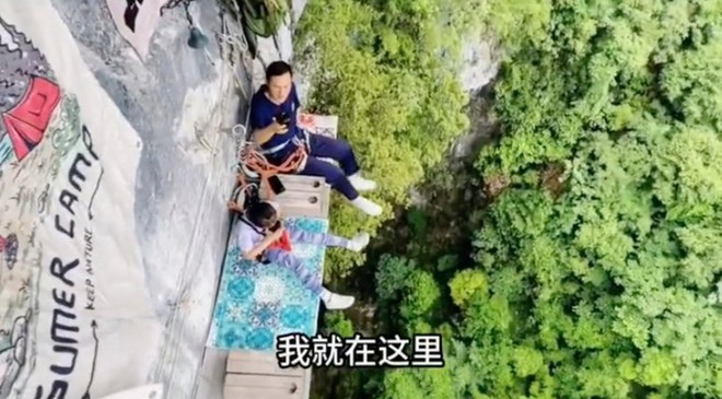 Độc lạ quán cà phê trên vách đá thách thức dân ưa mạo hiểm: Ghế ngồi chênh vênh trên vách đá có độ cao tương đương tòa nhà 70 tầng - Ảnh 2. Độc lạ quán cà phê trên vách đá thách thức dân ưa mạo hiểm: Ghế ngồi chênh vênh trên vách đá có độ cao tương đương tòa nhà 70 tầng - Ảnh 2.