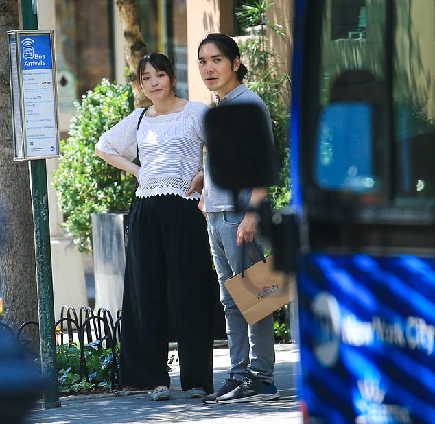 Cựu công chúa Nhật cùng chồng hiếm hoi lộ diện trên phố, thoải mái thể hiện tình cảm - Ảnh 1.