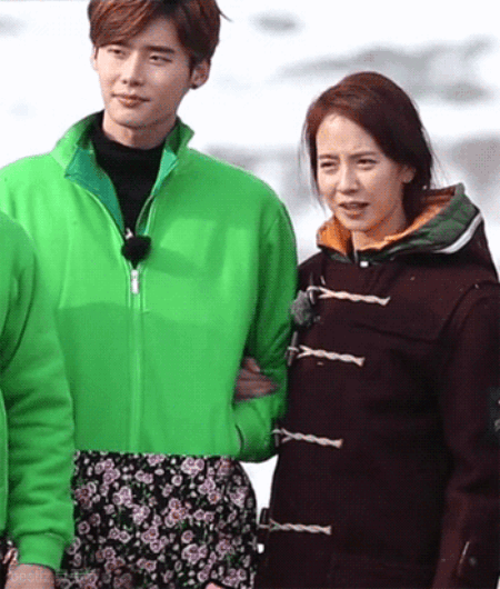 Park Bo Young “tóm sống” cảnh Lee Jong Suk - Song Ji Hyo hẹn hò, còn phải giả vờ như không biết? - Ảnh 4.