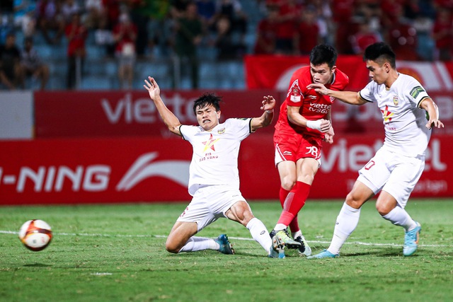 Hoàng Đức lập cú đúp trong lần đầu tiên VAR xuất hiện tại V.League - Ảnh 2.
