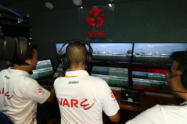 Hoàng Đức lập cú đúp trong lần đầu tiên VAR xuất hiện tại V.League - Ảnh 1.