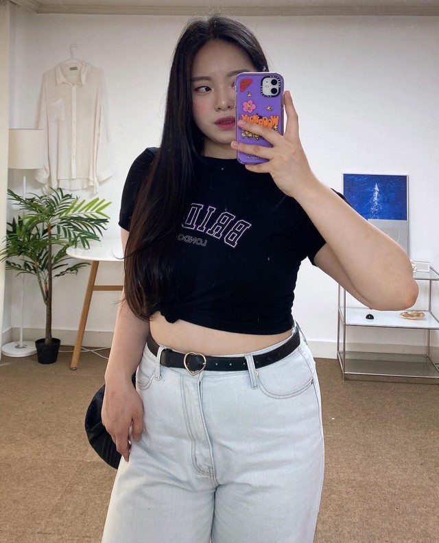 N&agrave;ng blogger người H&agrave;n sở hữu th&acirc;n h&igrave;nh mũm mĩm vẫn tự tin diện đồ khoe eo - Ảnh 2.