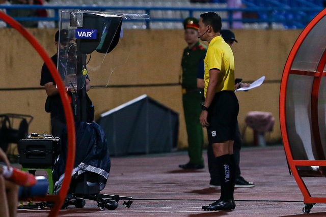 Hoàng Đức lập cú đúp trong lần đầu tiên VAR xuất hiện tại V.League - Ảnh 10.