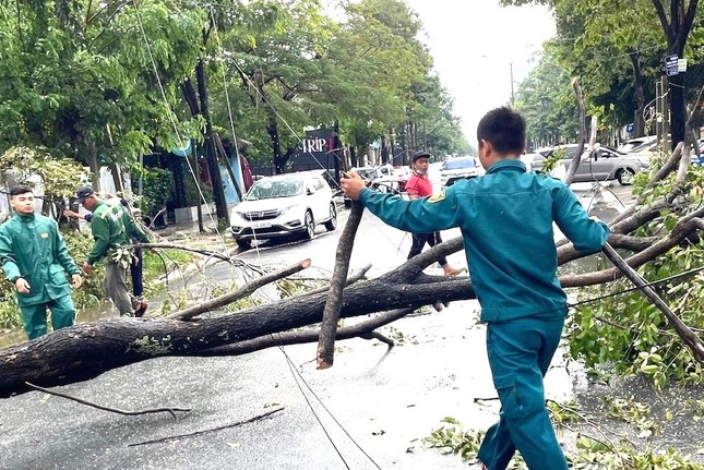 Đường phố Bình Dương, Bình Phước tan hoang sau cơn mưa lớn kéo dài - Ảnh 10.