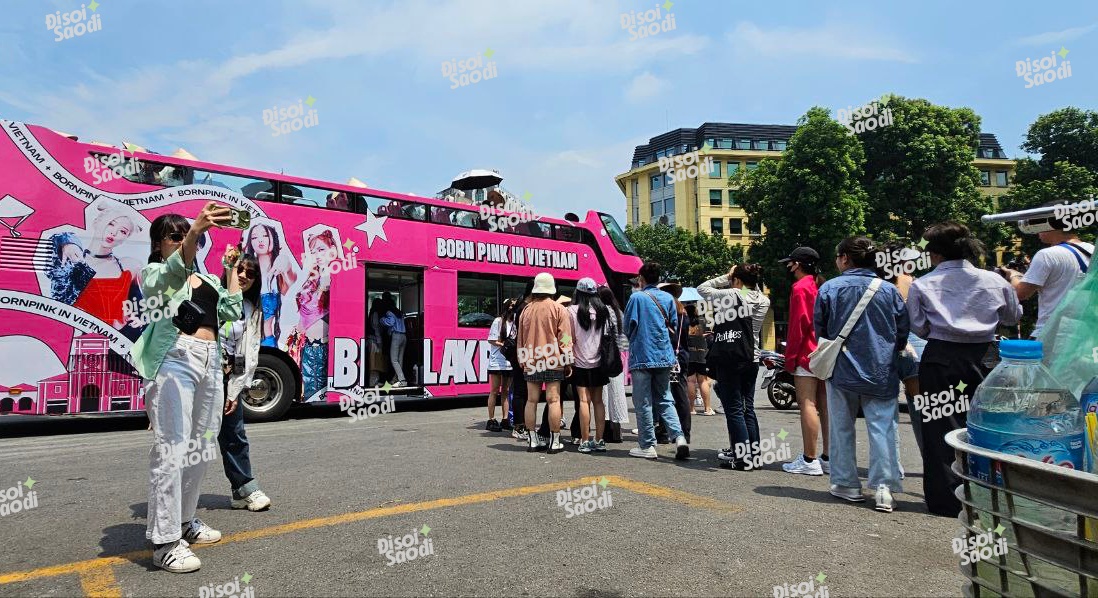 Khinh khí cầu BLACKPINK đã được khéo lên ở Mỹ Đình, xe bus diễu hành đưa Jisoo và Rosé vòng quanh bát phố - Ảnh 3.