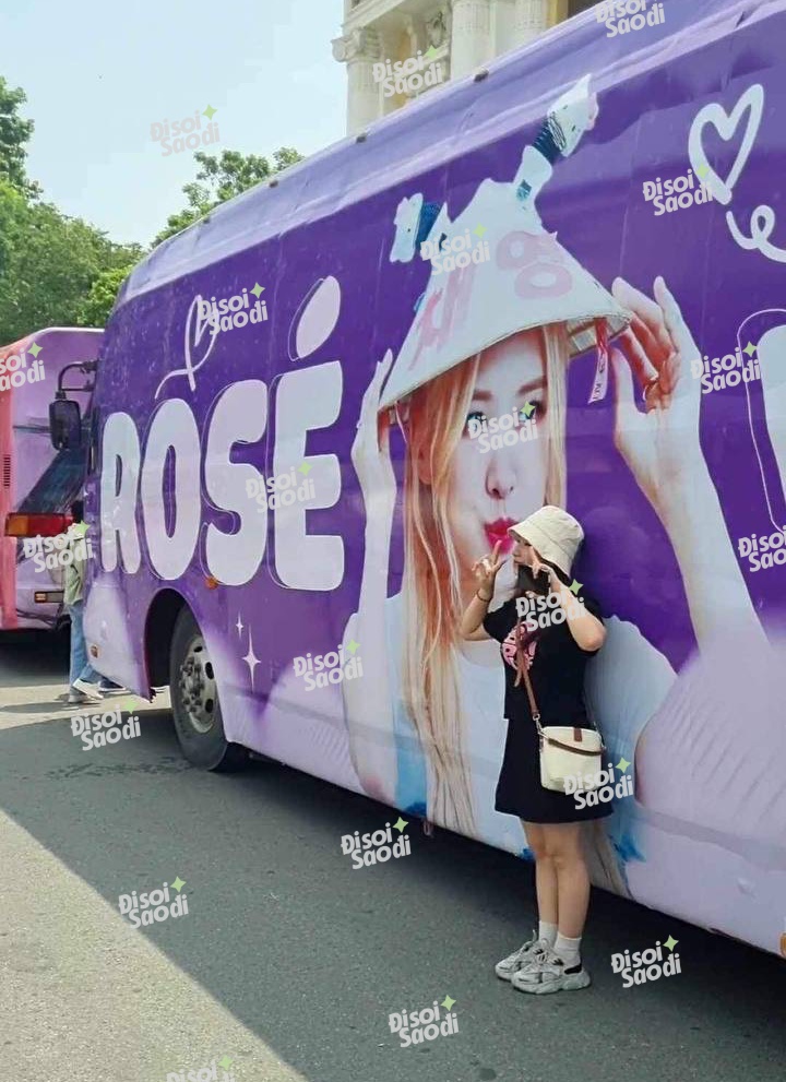 Khinh khí cầu BLACKPINK đã được khéo lên ở Mỹ Đình, xe bus diễu hành đưa Jisoo và Rosé vòng quanh bát phố - Ảnh 2.