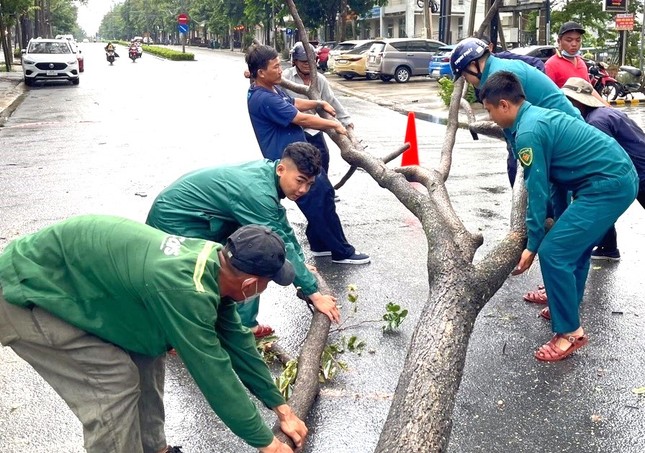 Đường phố Bình Dương, Bình Phước tan hoang sau cơn mưa lớn kéo dài - Ảnh 9.