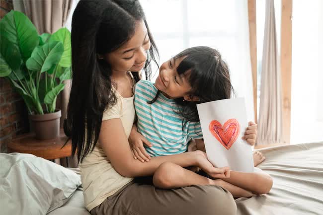 10 lời khuyên đắt giá để trẻ hiểu về sự biết ơn, cha mẹ nên dạy con từ sớm - Ảnh 2.