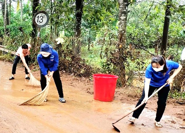 Đường phố Bình Dương, Bình Phước tan hoang sau cơn mưa lớn kéo dài - Ảnh 2.