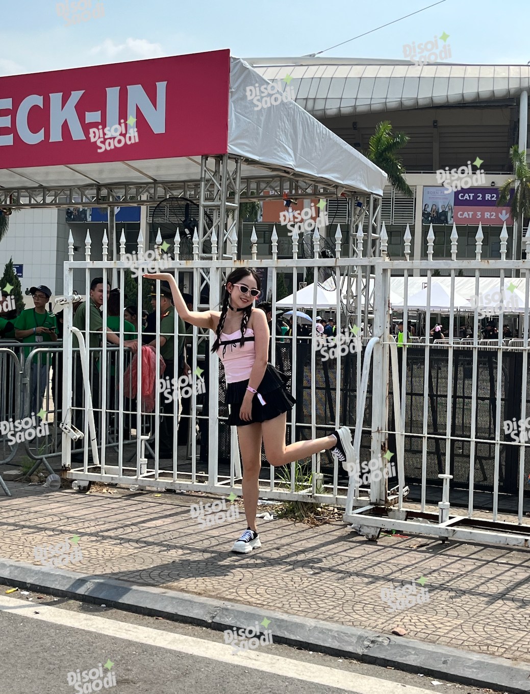 Concert BLACKPINK - nơi hội tụ nhiều gái xinh nhất lúc này: Diện đồ hồng đen, khoe eo thon cực cháy - Ảnh 7.