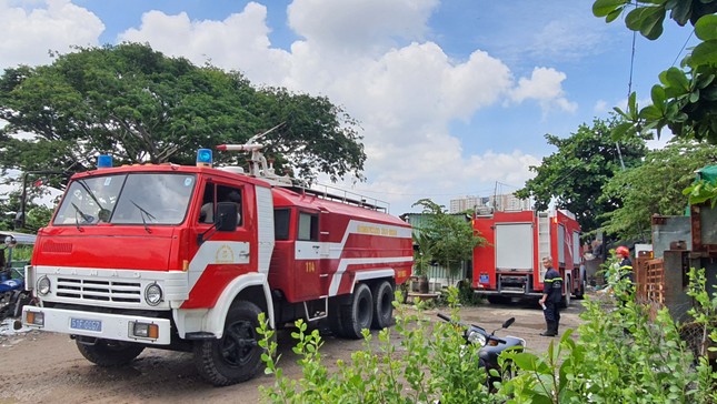 Cháy phòng trọ ở TPHCM, người dân ôm quần áo tháo chạy - Ảnh 2.