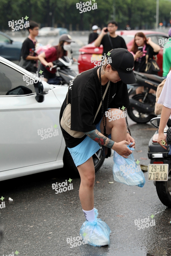 Mưa to trước giờ diễn show BLACKPINK ngày 2: Gió lớn quật sập cả banner, fan đến sớm đổi vòng vất vả - Ảnh 3.