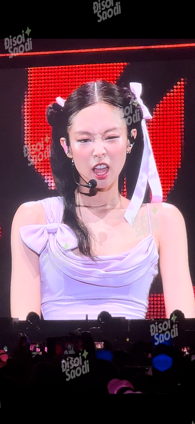 Jennie (BLACKPINK) gặp sự cố trang phục trong concert tại Hà Nội, màn xử lý 5 giây ghi trọn điểm 10 - Ảnh 8.