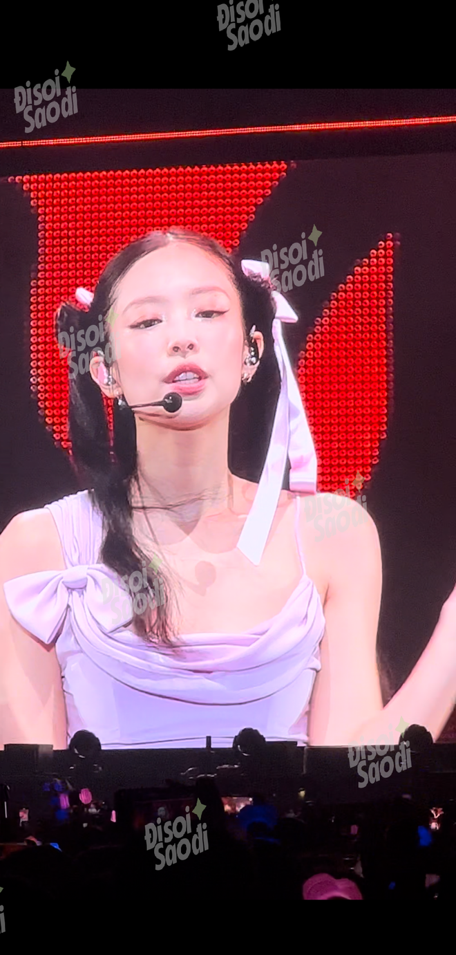 Jennie (BLACKPINK) gặp sự cố trang phục trong concert tại Hà Nội, màn xử lý 5 giây ghi trọn điểm 10 - Ảnh 7.