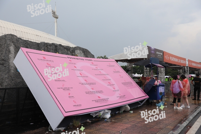 Mưa to trước giờ diễn show BLACKPINK ngày 2: Gió lớn quật sập cả banner, fan đến sớm đổi vòng vất vả - Ảnh 10.