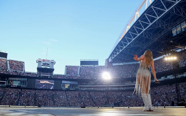 Quá đông khán giả cùng nhảy, concert Taylor Swift tạo ra động đất - Ảnh 1.