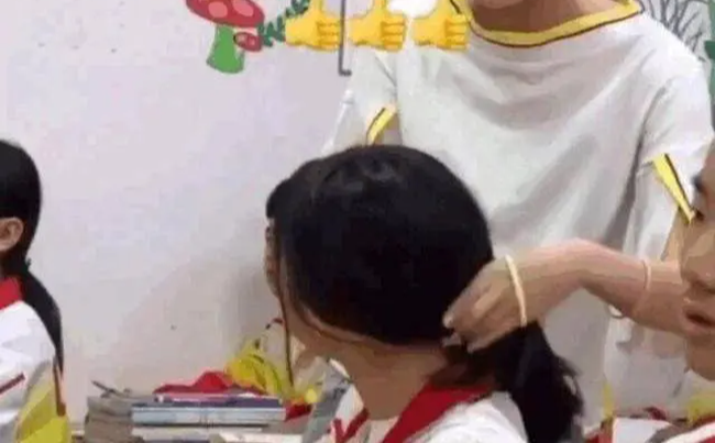 Phát hiện nữ sinh ngủ gật trong lớp, cô giáo lại gần làm 1 điều khiến ai cũng phải khen: Quá đáng yêu và tinh tế - Ảnh 1. Phát hiện nữ sinh ngủ gật trong lớp, cô giáo lại gần làm 1 điều khiến ai cũng phải khen: Quá đáng yêu và tinh tế - Ảnh 1.