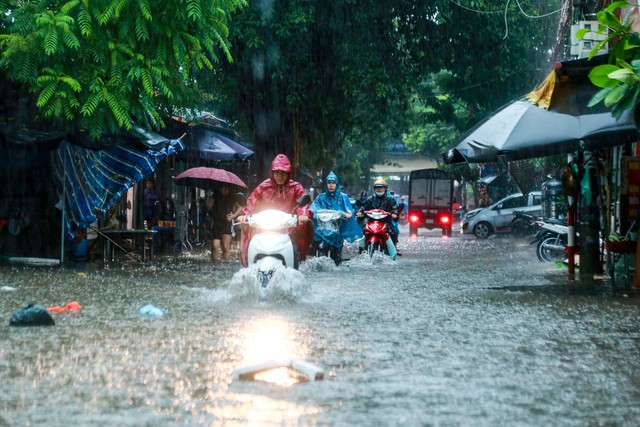 Hà Nội: Hàng loạt tuyến phố ngập nặng sau cơn mưa lớn, người dân bì bõm lội trong nước - Ảnh 5.