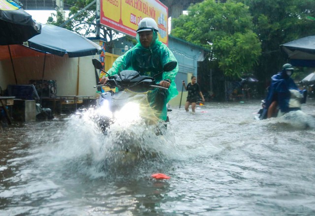 Hà Nội: Hàng loạt tuyến phố ngập nặng sau cơn mưa lớn, người dân bì bõm lội trong nước - Ảnh 2.