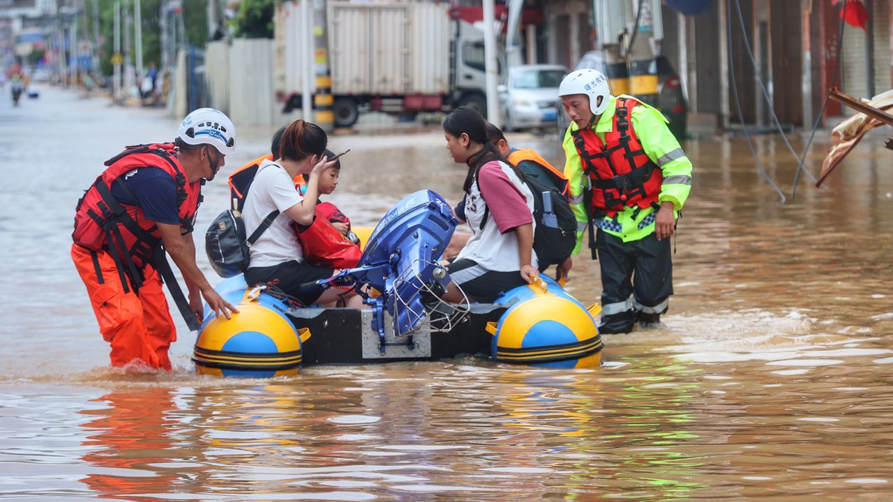 Triều cường tại Trung Quốc: Doksuri vừa đổ bộ, siêu bão khác lại xuất hiện