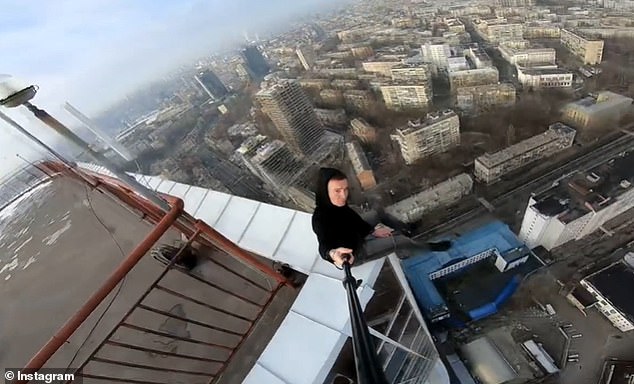 Chuyên sống ảo trên các tòa nhà chọc trời, chàng trai ra đi ở tuổi 30 khi leo lên tòa tháp ở Hong Kong - Ảnh 2.